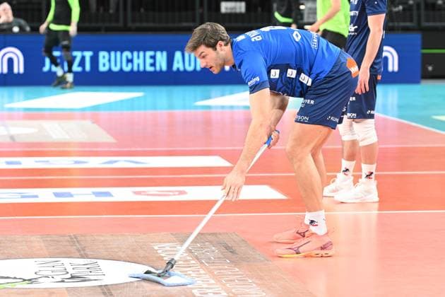 Volleyball I Herren I 2023-2024 I Bundesliga I 15. Spieltag I SVG Lüneburg - VC Bitterfeld-Wolfen I 20.1.2024 Matthew Knigge (13, SVG Lüneburg) ist sich für nichts zu schade Lüneburg LKH Arena Niedersachsen Deutschland Copyright: xLobeca AndreasxHannigx