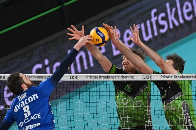 Volleyball I Herren I 2023-2024 I Bundesliga I 15. Spieltag I SVG Lüneburg - VC Bitterfeld-Wolfen I 20.1.2024 Jesse William Elser (3, SVG Lüneburg) drückt den den Ball durch den Block von Ben-Simon Bonin (16, VC Bitterfeld-Wolfen) und Luke Visgitis (3, VC Bitterfeld-Wolfen) - wieder ein Punkt für die SVG Lüneburg Lüneburg LKH Arena Niedersachsen Deutschland Copyright: xLobeca AndreasxHannigx