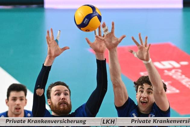 Volleyball I Herren I 2023-2024 I Bundesliga I 15. Spieltag I SVG Lüneburg - VC Bitterfeld-Wolfen I 20.1.2024 Jesse William Elser (3, SVG Lüneburg) und Joscha Kunstmann (7, SVG Lüneburg) aufmerksam im Mittelblock , Loch im Ärmel Lüneburg LKH Arena Niedersachsen Deutschland Copyright: xLobeca AndreasxHannigx