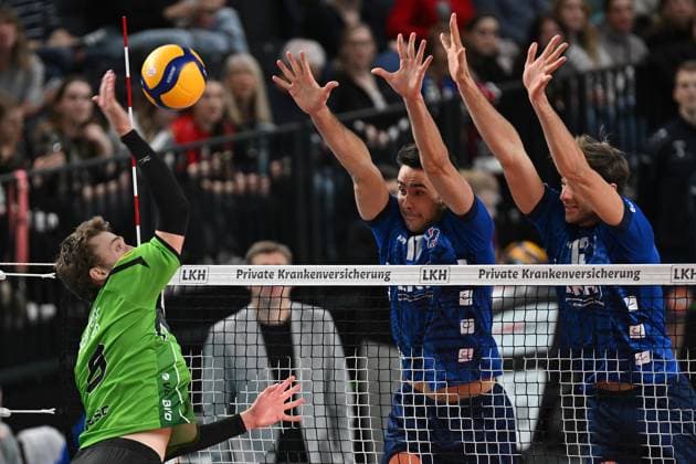 Volleyball I Herren I 2023-2024 I Bundesliga I 15. Spieltag I SVG Lüneburg - VC Bitterfeld-Wolfen I 20.1.2024 Kein Durchkommen für Logan House (8, VC Bitterfeld-Wolfen) - Die Blocks von Xander Wolf Wassenaar Ketrzynski (11, SVG Lüneburg) und Matthew Knigge (13, SVG Lüneburg) sind heute zu stark Lüneburg LKH Arena Niedersachsen Deutschland Copyright: xLobeca AndreasxHannigx