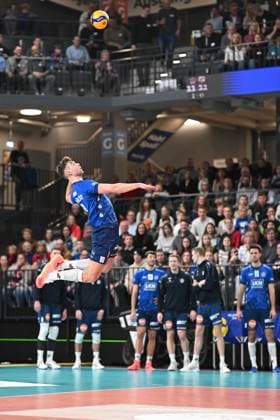 Volleyball I Herren I 2023-2024 I Bundesliga I 15. Spieltag I SVG Lüneburg - VC Bitterfeld-Wolfen I 20.1.2024 Kraftvoller Sprungaufschlag vom späteren MVP Yann Böhme (10, SVG Lüneburg) Lüneburg LKH Arena Niedersachsen Deutschland Copyright: xLobeca AndreasxHannigx