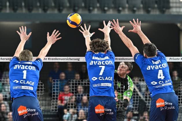 Volleyball I Herren I 2023-2024 I Bundesliga I 15. Spieltag I SVG Lüneburg - VC Bitterfeld-Wolfen I 20.1.2024 Dreierblock von Matthew Augus Slivinski (1, SVG Lüneburg), Joscha Kunstmann (7, SVG Lüneburg) und Maxwell David Elgert (4, SVG Lüneburg) gegen Logan House (8, VC Bitterfeld-Wolfen) Lüneburg LKH Arena Niedersachsen Deutschland Copyright: xLobeca AndreasxHannigx