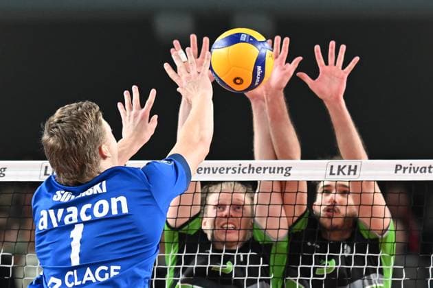 Volleyball I Herren I 2023-2024 I Bundesliga I 15. Spieltag I SVG Lüneburg - VC Bitterfeld-Wolfen I 20.1.2024 Hier kommt Matthew Augus Slivinski (1, SVG Lüneburg) gegen Matus Jalovecky (5, VC Bitterfeld-Wolfen) und Luke Visgitis (3, VC Bitterfeld-Wolfen) nicht durch Lüneburg LKH Arena Niedersachsen Deutschland Copyright: xLobeca AndreasxHannigx