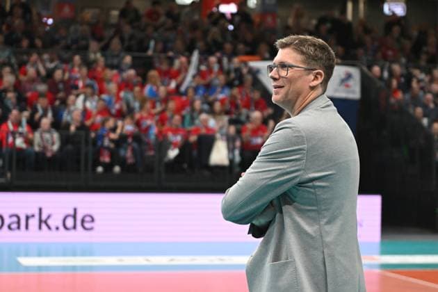 Volleyball I Herren I 2023-2024 I Bundesliga I 15. Spieltag I SVG Lüneburg - VC Bitterfeld-Wolfen I 20.1.2024 Begeisterung, Enthusiasmus, Euphorie, Freude, Glücksgefühl, Heiterkeit bei: Stefan Hübner (SVG Lüneburg), Trainer, Headcoach, Lüneburg LKH Arena Niedersachsen Deutschland Copyright: xLobeca AndreasxHannigx