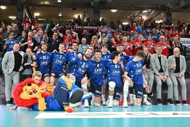 Volleyball I Herren I 2023-2024 I Bundesliga I 15. Spieltag I SVG Lüneburg - VC Bitterfeld-Wolfen I 20.1.2024 Das obligatorische Siegesfoto mit den Fans - SVG Lüneburg Lüneburg LKH Arena Niedersachsen Deutschland Copyright: xLobeca AndreasxHannigx