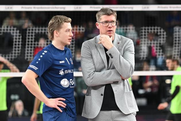 Volleyball I Herren I 2023-2024 I Bundesliga I 15. Spieltag I SVG Lüneburg - VC Bitterfeld-Wolfen I 20.1.2024 Matthew Augus Slivinski (1, SVG Lüneburg) und Stefan Hübner (SVG Lüneburg) im Zwiegespräch. Lüneburg LKH Arena Niedersachsen Deutschland Copyright: xLobeca AndreasxHannigx