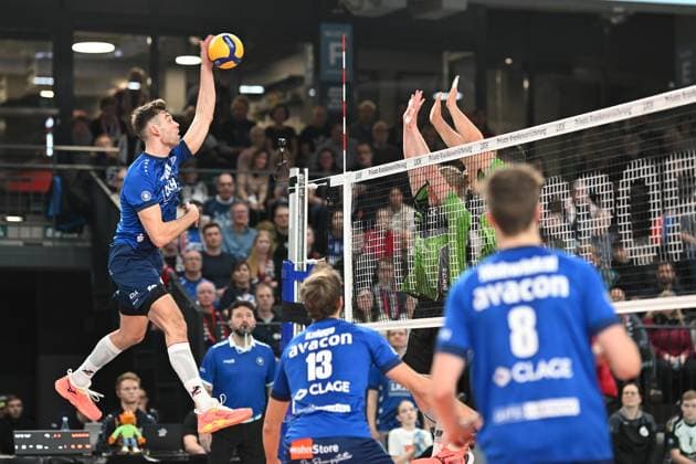 Volleyball I Herren I 2023-2024 I Bundesliga I 15. Spieltag I SVG Lüneburg - VC Bitterfeld-Wolfen I 20.1.2024 Kraftvoller Angriffsschlag vom späteren MVP Yann Böhme (10, SVG Lüneburg) Lüneburg LKH Arena Niedersachsen Deutschland Copyright: xLobeca AndreasxHannigx