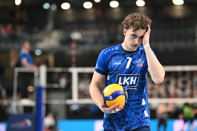 Volleyball I Herren I 2023-2024 I Bundesliga I 15. Spieltag I SVG Lüneburg - VC Bitterfeld-Wolfen I 20.1.2024 Freisteller, Joscha Kunstmann (7, SVG Lüneburg) auf dem Weg zum Aufschlag Lüneburg LKH Arena Niedersachsen Deutschland Copyright: xLobeca AndreasxHannigx