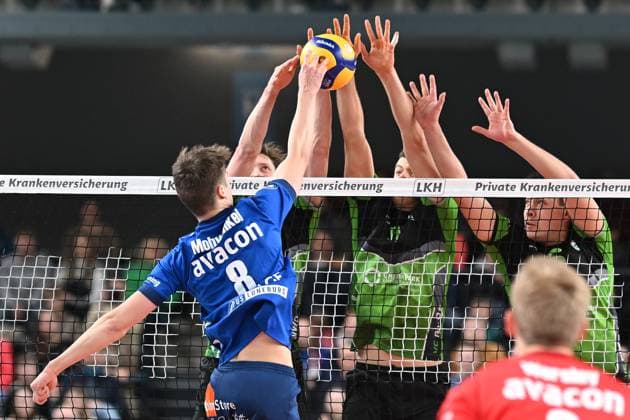 Volleyball I Herren I 2023-2024 I Bundesliga I 15. Spieltag I SVG Lüneburg - VC Bitterfeld-Wolfen I 20.1.2024 Dreierblock gegen Theo Mohwinkel (8, SVG Lüneburg) mit Ben-Simon Bonin (16, VC Bitterfeld-Wolfen), Sebastian Lucas Rösler (11, VC Bitterfeld-Wolfen) und Julian Hoyer (6, VC Bitterfeld-Wolfen) Lüneburg LKH Arena Niedersachsen Deutschland Copyright: xLobeca AndreasxHannigx