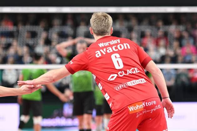 Volleyball I Herren I 2023-2024 I Bundesliga I 15. Spieltag I SVG Lüneburg - VC Bitterfeld-Wolfen I 20.1.2024 Freisteller: Motivator Gage Thomas Worsley (6, SVG Lüneburg) abklatschen Lüneburg LKH Arena Niedersachsen Deutschland Copyright: xLobeca AndreasxHannigx