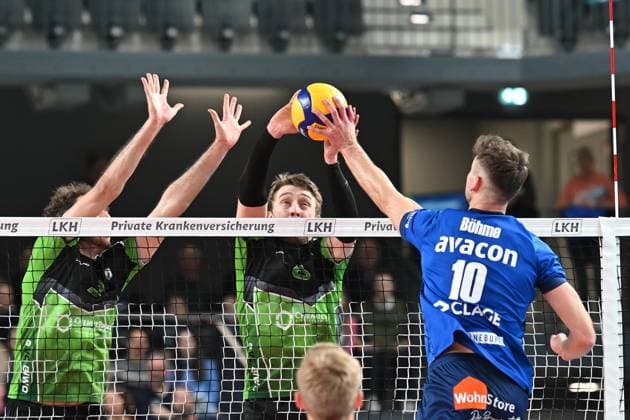 Volleyball I Herren I 2023-2024 I Bundesliga I 15. Spieltag I SVG Lüneburg - VC Bitterfeld-Wolfen I 20.1.2024 Luke Visgitis (3, VC Bitterfeld-Wolfen) und Logan House (8, VC Bitterfeld-Wolfen) im Doppelblock gegen Yann Böhme (10, SVG Lüneburg) Lüneburg LKH Arena Niedersachsen Deutschland Copyright: xLobeca AndreasxHannigx