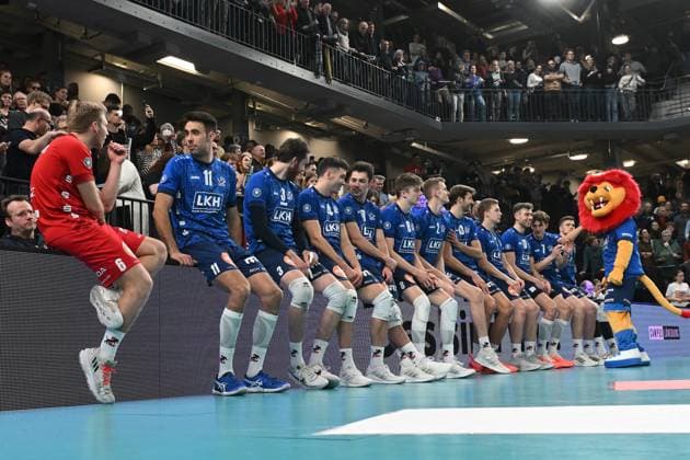 Volleyball I Herren I 2023-2024 I Bundesliga I 15. Spieltag I SVG Lüneburg - VC Bitterfeld-Wolfen I 20.1.2024 Warten auf die MVP Wahl - das Team der SVG Lüneburg Lüneburg LKH Arena Niedersachsen Deutschland Copyright: xLobeca AndreasxHannigx