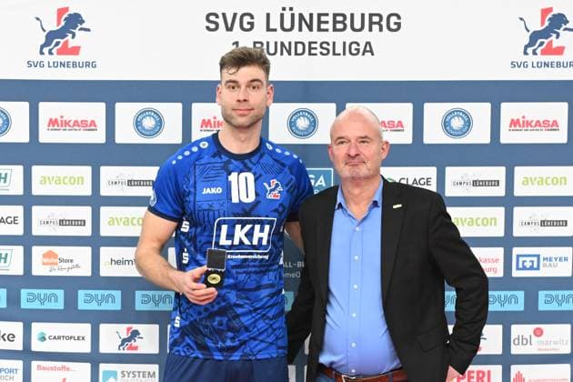 Volleyball I Herren I 2023-2024 I Bundesliga I 15. Spieltag I SVG Lüneburg - VC Bitterfeld-Wolfen I 20.1.2024 MVP Yann Böhme (10, SVG Lüneburg) mit der Medaille Lüneburg LKH Arena Niedersachsen Deutschland Copyright: xLobeca AndreasxHannigx