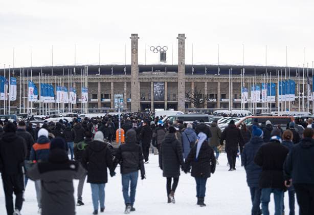 Fussball, Herren, Saison 2023 2024, 2. Bundesliga (18. Spieltag), Hertha BSC - Fortuna Düsseldorf, Gedenken an den verstorbenen Präsidenten Kay Bernstein (Hertha BSC), im Bild: der Trauermarsch vor dem Osttor des Olympiastadions, dort hängt ein Foto von Kay Bernstein, 21.01. 2024,