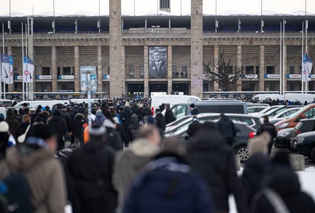 Fussball, Herren, Saison 2023 2024, 2. Bundesliga (18. Spieltag), Hertha BSC - Fortuna Düsseldorf, Gedenken an den verstorbenen Präsidenten Kay Bernstein (Hertha BSC), im Bild: der Trauermarsch vor dem Osttor des Olympiastadions, dort hängt ein Foto von Kay Bernstein, 21.01. 2024,