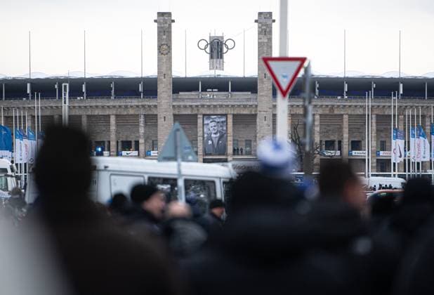 Fussball, Herren, Saison 2023 2024, 2. Bundesliga (18. Spieltag), Hertha BSC - Fortuna Düsseldorf, Gedenken an den verstorbenen Präsidenten Kay Bernstein (Hertha BSC), im Bild: der Trauermarsch vor dem Osttor des Olympiastadions, dort hängt ein Foto von Kay Bernstein, 21.01. 2024,