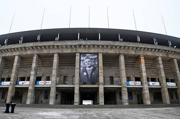Fussball, Herren, Saison 2023 2024, 2. Bundesliga (18. Spieltag), Hertha BSC - Fortuna Düsseldorf, Gedenken an den verstorbenen Präsidenten Kay Bernstein (Hertha BSC), im Bild: an der Ostkurve hängt ein Foto von Kay Bernstein, 21.01. 2024,