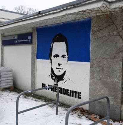 Fussball, Herren, Saison 2023 2024, 2. Bundesliga (18. Spieltag), Hertha BSC - Fortuna Düsseldorf, Gedenken an den verstorbenen Präsidenten Kay Bernstein (Hertha BSC), im Bild: ein Graffiti am S-Bahnhof Olympiastadion, das Kay Bernstein mit dem Schriftzug El Presidente zeigt, 21.01. 2024,