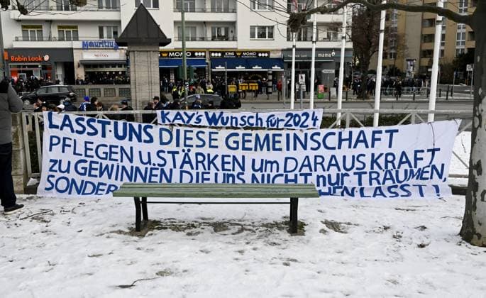 Fussball, Herren, Saison 2023 2024, 2. Bundesliga (18. Spieltag), Hertha BSC - Fortuna Düsseldorf, Gedenken an den verstorbenen Präsidenten Kay Bernstein (Hertha BSC), im Bild: Trauermarsch der Fans und Ultras für den verstorbenen Präsidenten Kay Bernstein (Hertha BSC), Treffpunkt am Theodor-Heuss-Platz, Kays Wunsch für 2024, 21.01. 2024,