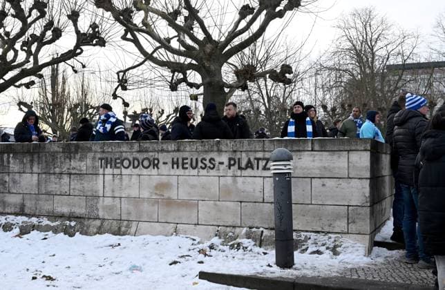 Fussball, Herren, Saison 2023 2024, 2. Bundesliga (18. Spieltag), Hertha BSC - Fortuna Düsseldorf, Gedenken an den verstorbenen Präsidenten Kay Bernstein (Hertha BSC), im Bild: Trauermarsch der Fans und Ultras für den verstorbenen Präsidenten Kay Bernstein (Hertha BSC), Treffpunkt am Theodor-Heuss-Platz, 21.01. 2024,