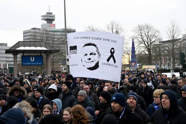 Fussball, Herren, Saison 2023 2024, 2. Bundesliga (18. Spieltag), Hertha BSC - Fortuna Düsseldorf, Gedenken an den verstorbenen Präsidenten Kay Bernstein (Hertha BSC), im Bild: Trauermarsch der Fans und Ultras für den verstorbenen Präsidenten Kay Bernstein (Hertha BSC), Treffpunkt am Theodor-Heuss-Platz, Für immer einer von uns, unvergessen, 21.01. 2024,