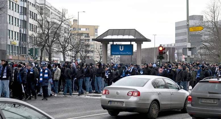 Fussball, Herren, Saison 2023 2024, 2. Bundesliga (18. Spieltag), Hertha BSC - Fortuna Düsseldorf, Gedenken an den verstorbenen Präsidenten Kay Bernstein (Hertha BSC), im Bild: Trauermarsch der Fans und Ultras für den verstorbenen Präsidenten Kay Bernstein (Hertha BSC), Start am Theodor-Heuss-Platz, 21.01. 2024,