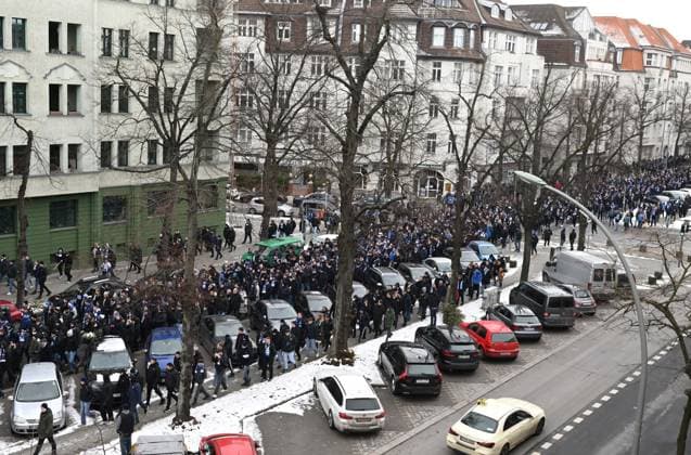 Fussball, Herren, Saison 2023 2024, 2. Bundesliga (18. Spieltag), Hertha BSC - Fortuna Düsseldorf, Gedenken an den verstorbenen Präsidenten Kay Bernstein (Hertha BSC), im Bild: Trauermarsch der Fans und Ultras für den verstorbenen Präsidenten Kay Bernstein (Hertha BSC), hier in der Reichsstraße, 21.01. 2024,
