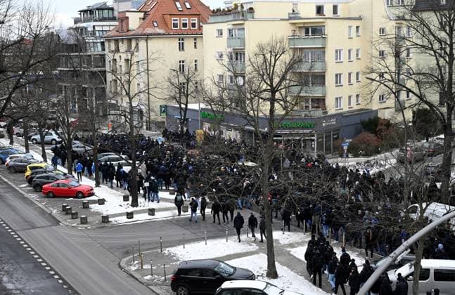 Fussball, Herren, Saison 2023 2024, 2. Bundesliga (18. Spieltag), Hertha BSC - Fortuna Düsseldorf, Gedenken an den verstorbenen Präsidenten Kay Bernstein (Hertha BSC), im Bild: Trauermarsch der Fans und Ultras für den verstorbenen Präsidenten Kay Bernstein (Hertha BSC), hier in der Reichsstraße, 21.01. 2024,