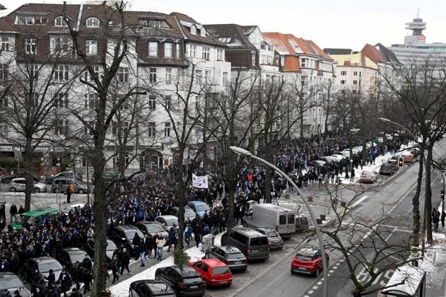 Fussball, Herren, Saison 2023 2024, 2. Bundesliga (18. Spieltag), Hertha BSC - Fortuna Düsseldorf, Gedenken an den verstorbenen Präsidenten Kay Bernstein (Hertha BSC), im Bild: Trauermarsch der Fans und Ultras für den verstorbenen Präsidenten Kay Bernstein (Hertha BSC), hier in der Reichsstraße, 21.01. 2024,