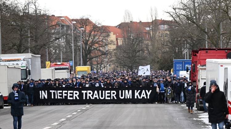 Fussball, Herren, Saison 2023 2024, 2. Bundesliga (18. Spieltag), Hertha BSC - Fortuna Düsseldorf, Gedenken an den verstorbenen Präsidenten Kay Bernstein (Hertha BSC), im Bild: Trauermarsch der Fans und Ultras für den verstorbenen Präsidenten Kay Bernstein (Hertha BSC), hier in der Olympischen Straße, In tiefer Trauer um Kay, 21.01. 2024,