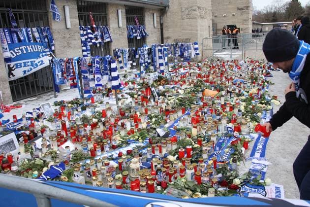 DEU, DFL, 2. FBL, Hertha BSC vs. Fortuna Duesseldorf, 21.01.2024, Berliner Olympiastadion, Berlin, DEU, DFL, 2. FBL, Hertha BSC vs. Fortuna Duesseldorf, im Bild Trauermarsch der Hertha-Fans fuer Praesident Kay Bernstein (Hertha BSC Berlin) DFL - regulations prohibit any use of Photographs as image sequences and or quasi-video Foto: Juergen Engler nordphoto GmbH