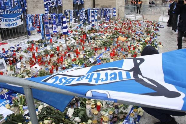DEU, DFL, 2. FBL, Hertha BSC vs. Fortuna Duesseldorf, 21.01.2024, Berliner Olympiastadion, Berlin, DEU, DFL, 2. FBL, Hertha BSC vs. Fortuna Duesseldorf, im Bild Trauermarsch der Hertha-Fans fuer Praesident Kay Bernstein (Hertha BSC Berlin) DFL - regulations prohibit any use of Photographs as image sequences and or quasi-video Foto: Juergen Engler nordphoto GmbH