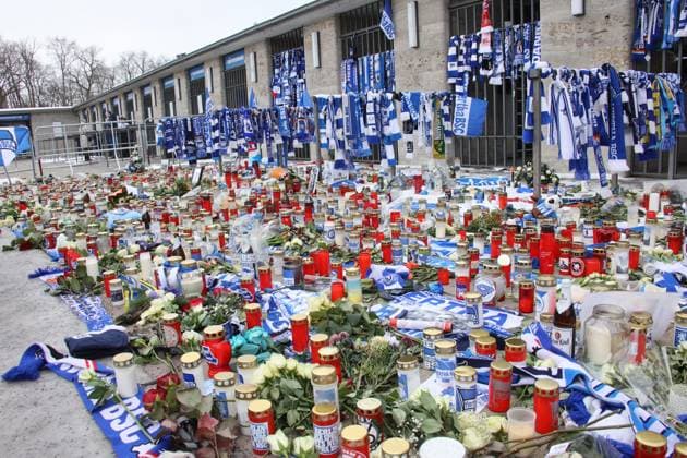 DEU, DFL, 2. FBL, Hertha BSC vs. Fortuna Duesseldorf, 21.01.2024, Berliner Olympiastadion, Berlin, DEU, DFL, 2. FBL, Hertha BSC vs. Fortuna Duesseldorf, im Bild Trauermarsch der Hertha-Fans fuer Praesident Kay Bernstein (Hertha BSC Berlin) DFL - regulations prohibit any use of Photographs as image sequences and or quasi-video Foto: Juergen Engler nordphoto GmbH