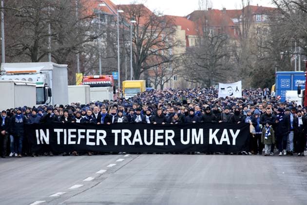 DEU, DFL, 2. FBL, Hertha BSC vs. Fortuna Duesseldorf, 21.01.2024, Berliner Olympiastadion, Berlin, DEU, DFL, 2. FBL, Hertha BSC vs. Fortuna Duesseldorf, im Bild Trauermarsch der Hertha-Fans fuer Praesident Kay Bernstein (Hertha BSC Berlin) Andreas Zecke Neuendorf (Hertha BSC) in der ersten Reihe DFL - regulations prohibit any use of Photographs as image sequences and or quasi-video Foto: Juergen Engler nordphoto GmbH