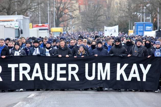 DEU, DFL, 2. FBL, Hertha BSC vs. Fortuna Duesseldorf, 21.01.2024, Berliner Olympiastadion, Berlin, DEU, DFL, 2. FBL, Hertha BSC vs. Fortuna Duesseldorf, im Bild Trauermarsch der Hertha-Fans fuer Praesident Kay Bernstein (Hertha BSC Berlin) Andreas Zecke Neuendorf (Hertha BSC) in der ersten Reihe DFL - regulations prohibit any use of Photographs as image sequences and or quasi-video Foto: Juergen Engler nordphoto GmbH