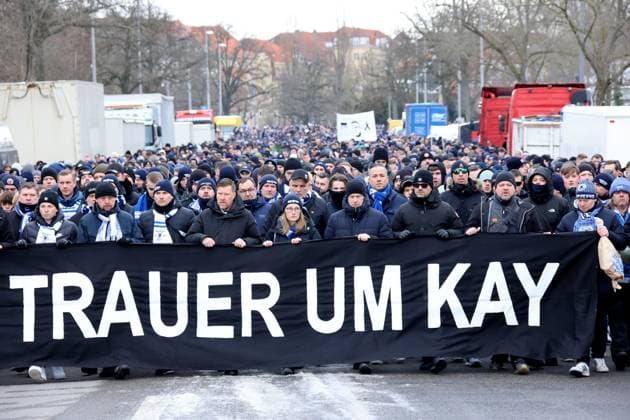 DEU, DFL, 2. FBL, Hertha BSC vs. Fortuna Duesseldorf, 21.01.2024, Berliner Olympiastadion, Berlin, DEU, DFL, 2. FBL, Hertha BSC vs. Fortuna Duesseldorf, im Bild Trauermarsch der Hertha-Fans fuer Praesident Kay Bernstein (Hertha BSC Berlin) Andreas Zecke Neuendorf (Hertha BSC) in der ersten Reihe DFL - regulations prohibit any use of Photographs as image sequences and or quasi-video Foto: Juergen Engler nordphoto GmbH