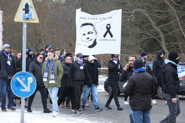 DEU, DFL, 2. FBL, Hertha BSC vs. Fortuna Duesseldorf, 21.01.2024, Berliner Olympiastadion, Berlin, DEU, DFL, 2. FBL, Hertha BSC vs. Fortuna Duesseldorf, im Bild Trauermarsch der Hertha-Fans fuer Praesident Kay Bernstein (Hertha BSC Berlin) DFL - regulations prohibit any use of Photographs as image sequences and or quasi-video Foto: Juergen Engler nordphoto GmbH