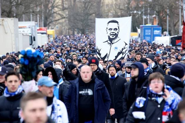 DEU, DFL, 2. FBL, Hertha BSC vs. Fortuna Duesseldorf, 21.01.2024, Berliner Olympiastadion, Berlin, DEU, DFL, 2. FBL, Hertha BSC vs. Fortuna Duesseldorf, im Bild Trauermarsch der Hertha-Fans fuer Praesident Kay Bernstein (Hertha BSC Berlin) DFL - regulations prohibit any use of Photographs as image sequences and or quasi-video Foto: Juergen Engler nordphoto GmbH