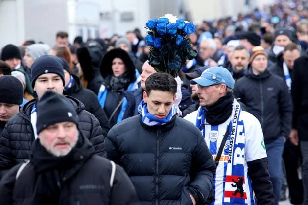 DEU, DFL, 2. FBL, Hertha BSC vs. Fortuna Duesseldorf, 21.01.2024, Berliner Olympiastadion, Berlin, DEU, DFL, 2. FBL, Hertha BSC vs. Fortuna Duesseldorf, im Bild Trauermarsch der Hertha-Fans fuer Praesident Kay Bernstein (Hertha BSC Berlin) DFL - regulations prohibit any use of Photographs as image sequences and or quasi-video Foto: Juergen Engler nordphoto GmbH