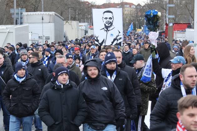 DEU, DFL, 2. FBL, Hertha BSC vs. Fortuna Duesseldorf, 21.01.2024, Berliner Olympiastadion, Berlin, DEU, DFL, 2. FBL, Hertha BSC vs. Fortuna Duesseldorf, im Bild Trauermarsch der Hertha-Fans fuer Praesident Kay Bernstein (Hertha BSC Berlin) DFL - regulations prohibit any use of Photographs as image sequences and or quasi-video Foto: Juergen Engler nordphoto GmbH