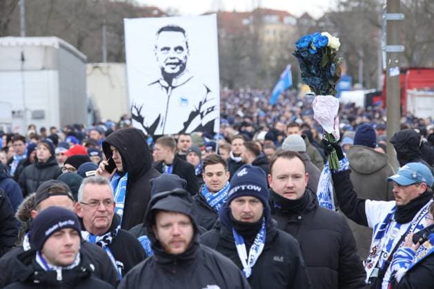 DEU, DFL, 2. FBL, Hertha BSC vs. Fortuna Duesseldorf, 21.01.2024, Berliner Olympiastadion, Berlin, DEU, DFL, 2. FBL, Hertha BSC vs. Fortuna Duesseldorf, im Bild Trauermarsch der Hertha-Fans fuer Praesident Kay Bernstein (Hertha BSC Berlin) DFL - regulations prohibit any use of Photographs as image sequences and or quasi-video Foto: Juergen Engler nordphoto GmbH