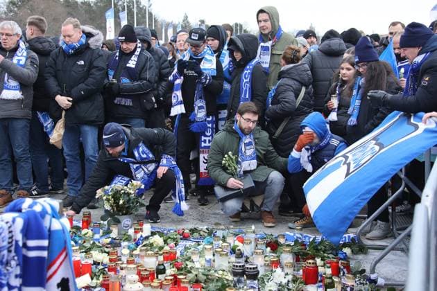 DEU, DFL, 2. FBL, Hertha BSC vs. Fortuna Duesseldorf, 21.01.2024, Berliner Olympiastadion, Berlin, DEU, DFL, 2. FBL, Hertha BSC vs. Fortuna Duesseldorf, im Bild Trauermarsch der Hertha-Fans fuer Praesident Kay Bernstein (Hertha BSC Berlin) DFL - regulations prohibit any use of Photographs as image sequences and or quasi-video Foto: Juergen Engler nordphoto GmbH