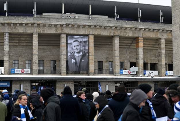 Fussball, Herren, Saison 2023 2024, 2. Bundesliga (18. Spieltag), Hertha BSC - Fortuna Düsseldorf, Gedenken an den verstorbenen Präsidenten Kay Bernstein (Hertha BSC), im Bild: am Osttor des Olympiastadions warten Fans auf den Einlass, hinten ein riesiges Foto des verstorbenen Präsidenten Kay Bernstein (Hertha BSC)21.01. 2024,