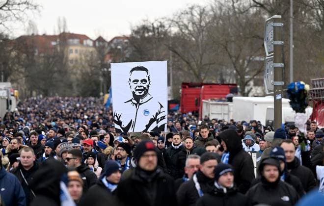 Fussball, Herren, Saison 2023 2024, 2. Bundesliga (18. Spieltag), Hertha BSC - Fortuna Düsseldorf, Gedenken an den verstorbenen Präsidenten Kay Bernstein (Hertha BSC), im Bild: Trauermarsch der Fans und Ultras für den verstorbenen Präsidenten Kay Bernstein (Hertha BSC), hier in der Olympischen Straße, Doppelhalter mit Bild von Kay Bernstein, 21.01. 2024,