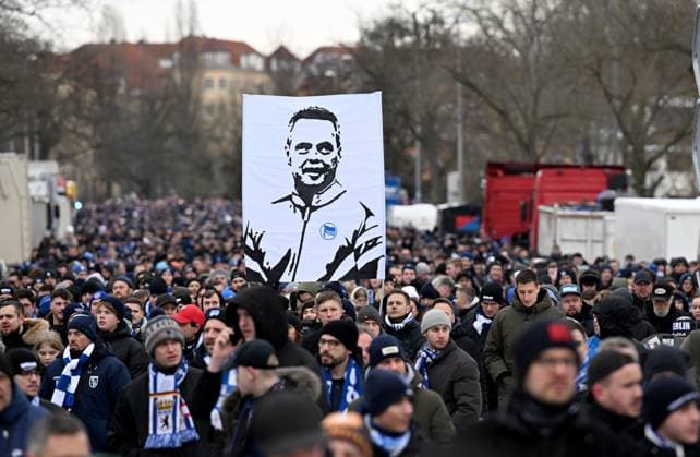 Fussball, Herren, Saison 2023 2024, 2. Bundesliga (18. Spieltag), Hertha BSC - Fortuna Düsseldorf, Gedenken an den verstorbenen Präsidenten Kay Bernstein (Hertha BSC), im Bild: Trauermarsch der Fans und Ultras für den verstorbenen Präsidenten Kay Bernstein (Hertha BSC), hier in der Olympischen Straße, Doppelhalter mit Bild von Kay Bernstein, 21.01. 2024,