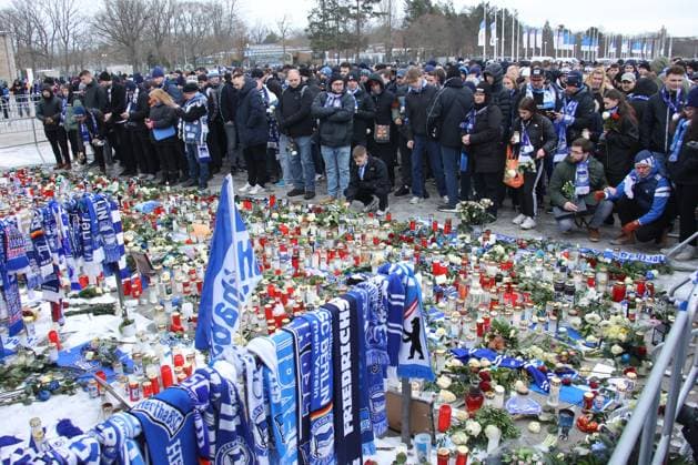 DEU, DFL, 2. FBL, Hertha BSC vs. Fortuna Duesseldorf, 21.01.2024, Berliner Olympiastadion, Berlin, DEU, DFL, 2. FBL, Hertha BSC vs. Fortuna Duesseldorf, im Bild Trauermarsch der Hertha-Fans fuer Praesident Kay Bernstein (Hertha BSC Berlin) DFL - regulations prohibit any use of Photographs as image sequences and or quasi-video Foto: Juergen Engler nordphoto GmbH
