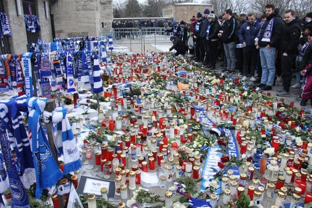 DEU, DFL, 2. FBL, Hertha BSC vs. Fortuna Duesseldorf, 21.01.2024, Berliner Olympiastadion, Berlin, DEU, DFL, 2. FBL, Hertha BSC vs. Fortuna Duesseldorf, im Bild Trauermarsch der Hertha-Fans fuer Praesident Kay Bernstein (Hertha BSC Berlin) DFL - regulations prohibit any use of Photographs as image sequences and or quasi-video Foto: Juergen Engler nordphoto GmbH