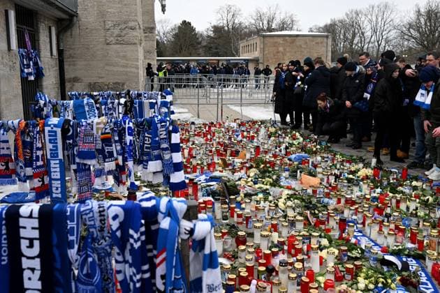Fussball, Herren, Saison 2023 2024, 2. Bundesliga (18. Spieltag), Hertha BSC - Fortuna Düsseldorf, Gedenken an den verstorbenen Präsidenten Kay Bernstein (Hertha BSC), im Bild: Fans von Hertha vor dem Spiel an der Gedenkstelle am Osttor mit vielen Schals und Kerzen, 21.01. 2024,