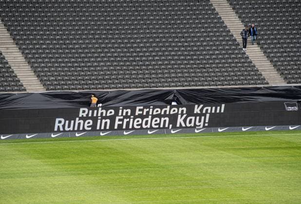 Fussball, Herren, Saison 2023 2024, 2. Bundesliga (18. Spieltag), Hertha BSC - Fortuna Düsseldorf, Gedenken an den verstorbenen Präsidenten Kay Bernstein (Hertha BSC), im Bild: Werbebanden mit Schriftzug, Ruhe in Frieden, Kay!, 21.01. 2024,