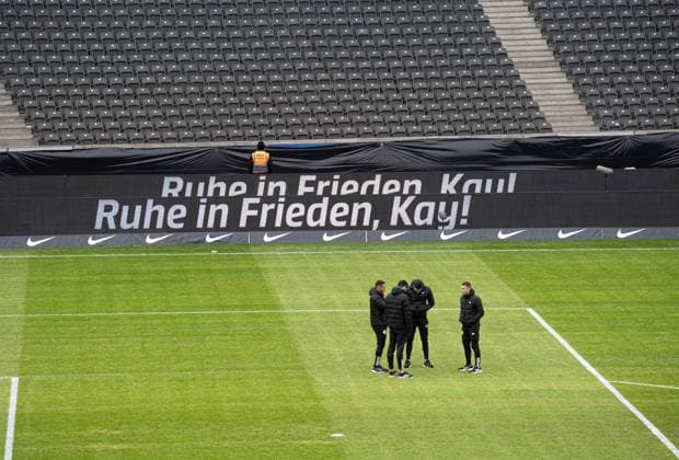 Fussball, Herren, Saison 2023 2024, 2. Bundesliga (18. Spieltag), Hertha BSC - Fortuna Düsseldorf, Gedenken an den verstorbenen Präsidenten Kay Bernstein (Hertha BSC), im Bild: Werbebanden mit Schriftzug, Ruhe in Frieden, Kay!, 21.01. 2024,